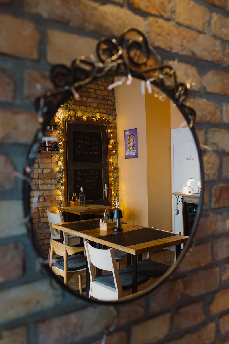 Blagovaonica Lončića u odrazu okruglog zrcala